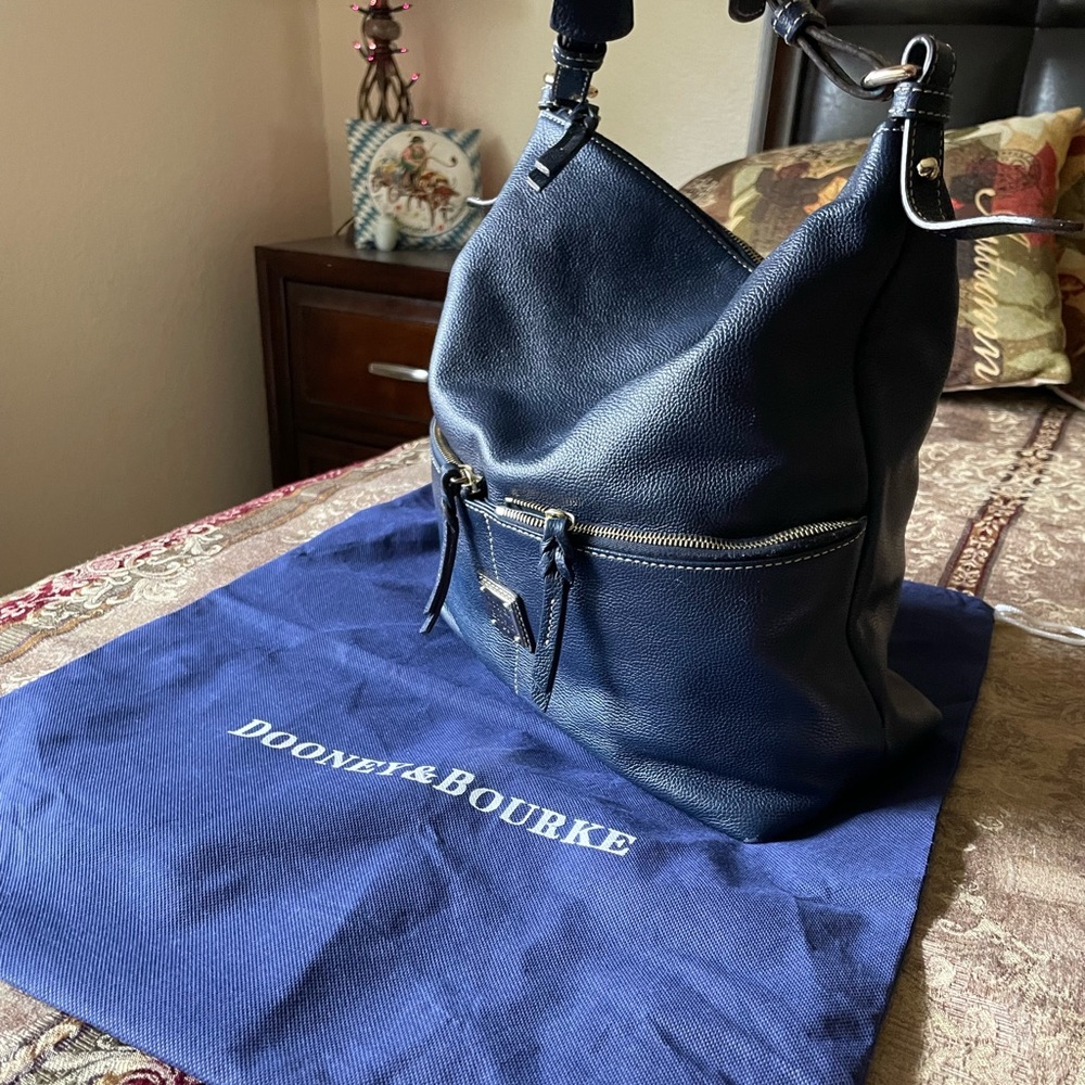 💐Large Dooney & Bourke Hobo. Color:Navy Blue. Interior/Exterior:EUC